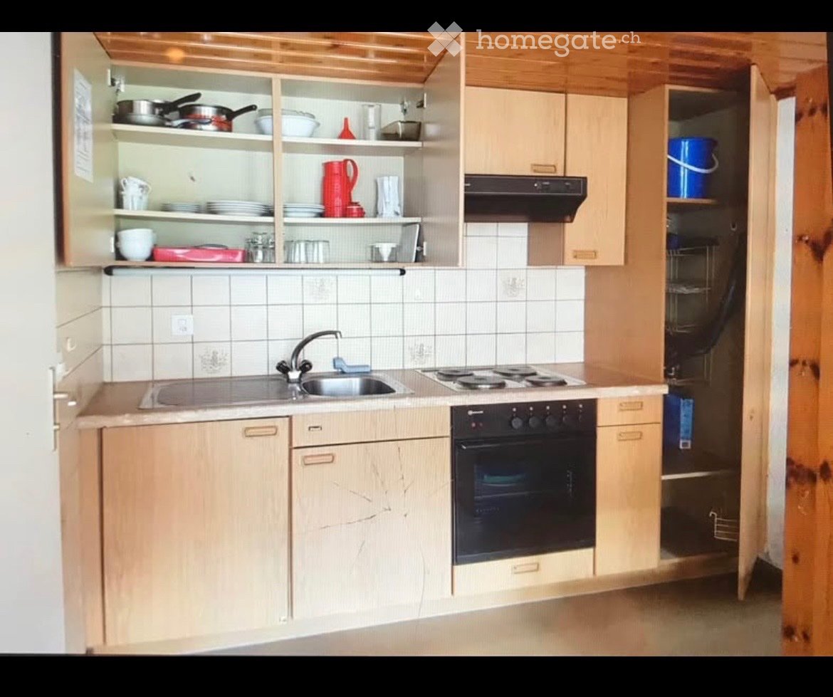 Studio arredato in affitto a Meiringen!
Indirizzo: Eisenbolgenstrasse 43, 3860 Meiringen
Disponibile dal 2 febbraio 2027 o su accordo
Questo studio arredato al piano terra si trova in una posizione centrale e tuttavia tranquilla a Meiringen.
Il centro del villaggio così come le possibilità di ac