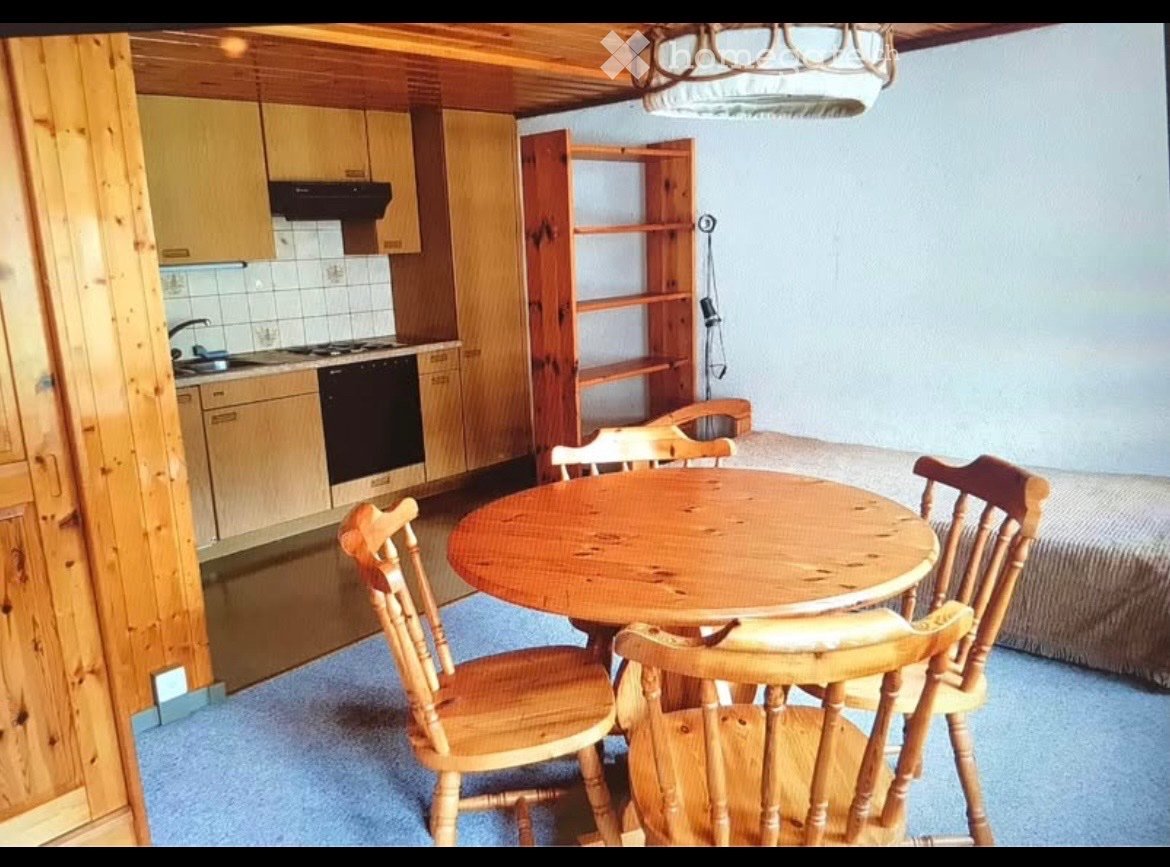 Studio arredato in affitto a Meiringen!
Indirizzo: Eisenbolgenstrasse 43, 3860 Meiringen
Disponibile dal 2 febbraio 2027 o su accordo
Questo studio arredato al piano terra si trova in una posizione centrale e tuttavia tranquilla a Meiringen.
Il centro del villaggio così come le possibilità di ac