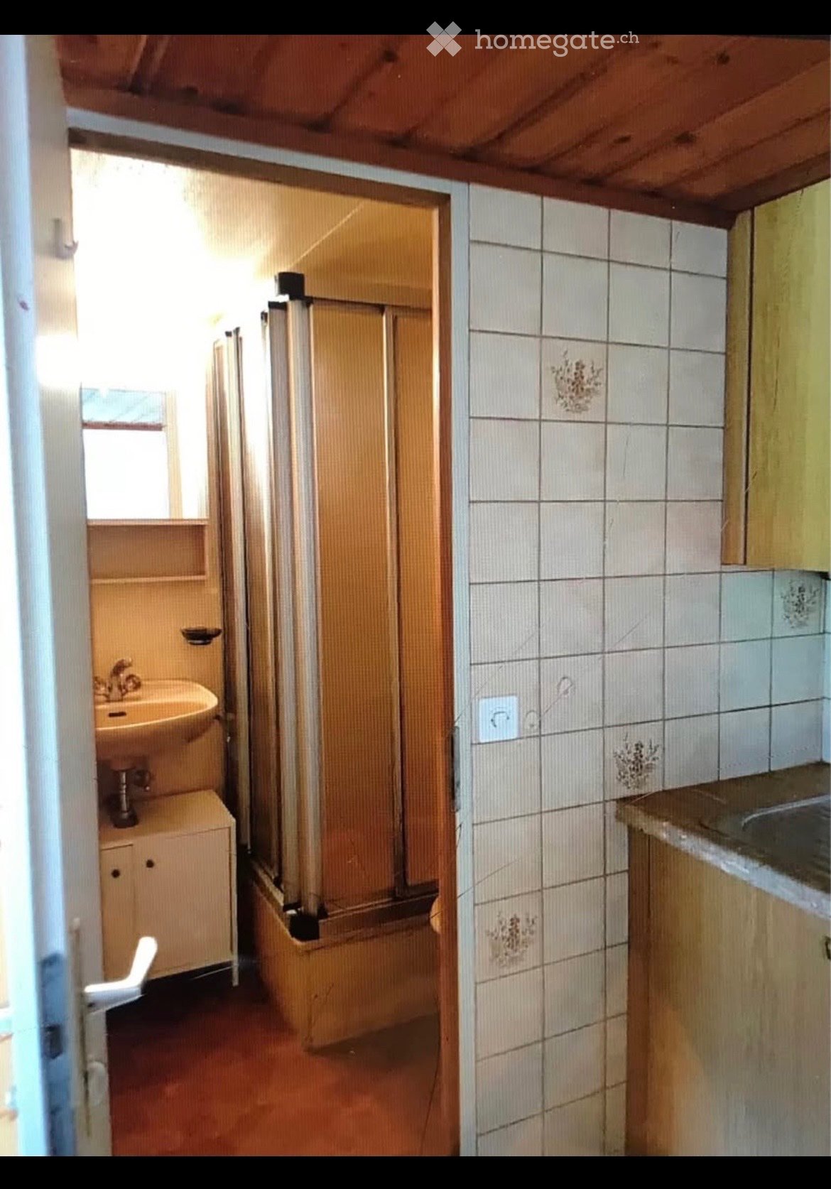 Studio arredato in affitto a Meiringen!
Indirizzo: Eisenbolgenstrasse 43, 3860 Meiringen
Disponibile dal 2 febbraio 2027 o su accordo
Questo studio arredato al piano terra si trova in una posizione centrale e tuttavia tranquilla a Meiringen.
Il centro del villaggio così come le possibilità di ac