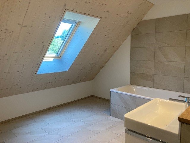 Duplex de 3 ½ pièces

Au 01.10.2026 ou à convenir, nous louons ce magnifique appartement en duplex construit en 2024, doté d'un plan spacieux sur deux étages.

L'appartement moderne dispose de :

- un espace séjour/repas baigné de lumière
- douche/WC
- baignoire/WC
- séjour/salle à manger ainsi que 