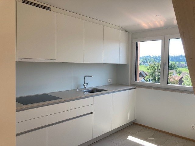 Duplex de 3 ½ pièces

Au 01.10.2026 ou à convenir, nous louons ce magnifique appartement en duplex construit en 2024, doté d'un plan spacieux sur deux étages.

L'appartement moderne dispose de :

- un espace séjour/repas baigné de lumière
- douche/WC
- baignoire/WC
- séjour/salle à manger ainsi que 