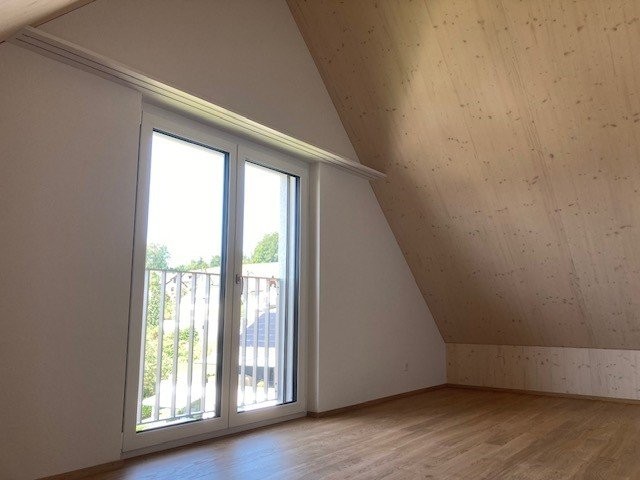 Duplex de 3 ½ pièces

Au 01.10.2026 ou à convenir, nous louons ce magnifique appartement en duplex construit en 2024, doté d'un plan spacieux sur deux étages.

L'appartement moderne dispose de :

- un espace séjour/repas baigné de lumière
- douche/WC
- baignoire/WC
- séjour/salle à manger ainsi que 