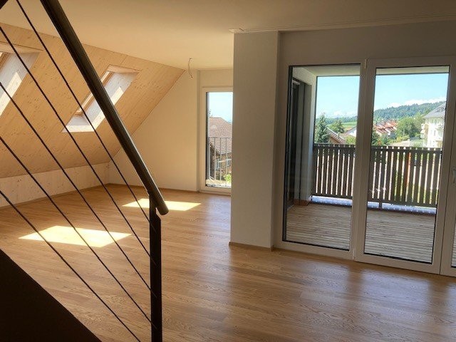 Duplex de 3 ½ pièces

Au 01.10.2026 ou à convenir, nous louons ce magnifique appartement en duplex construit en 2024, doté d'un plan spacieux sur deux étages.

L'appartement moderne dispose de :

- un espace séjour/repas baigné de lumière
- douche/WC
- baignoire/WC
- séjour/salle à manger ainsi que 