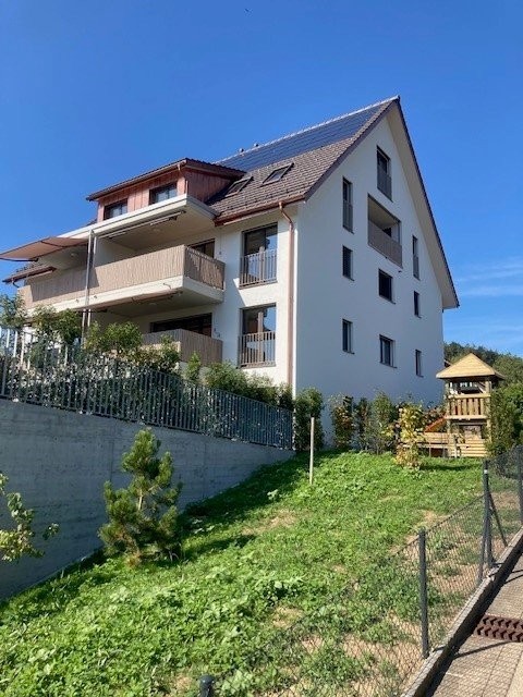 Duplex de 3 ½ pièces

Au 01.10.2026 ou à convenir, nous louons ce magnifique appartement en duplex construit en 2024, doté d'un plan spacieux sur deux étages.

L'appartement moderne dispose de :

- un espace séjour/repas baigné de lumière
- douche/WC
- baignoire/WC
- séjour/salle à manger ainsi que 