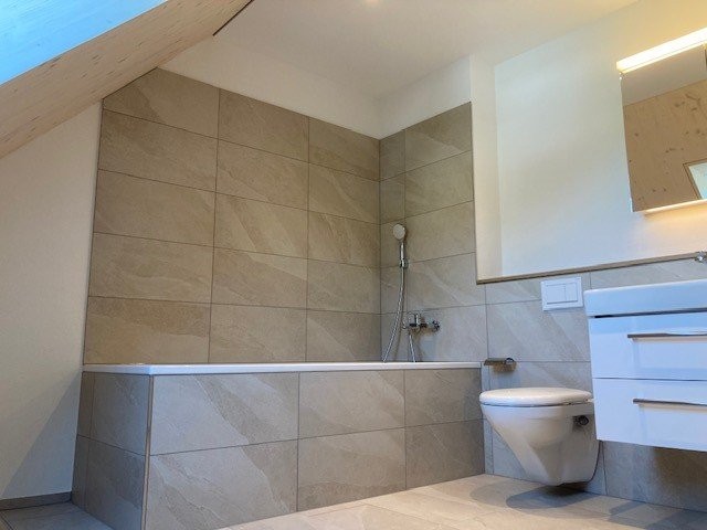 Duplex de 3 ½ pièces

Au 01.10.2026 ou à convenir, nous louons ce magnifique appartement en duplex construit en 2024, doté d'un plan spacieux sur deux étages.

L'appartement moderne dispose de :

- un espace séjour/repas baigné de lumière
- douche/WC
- baignoire/WC
- séjour/salle à manger ainsi que 