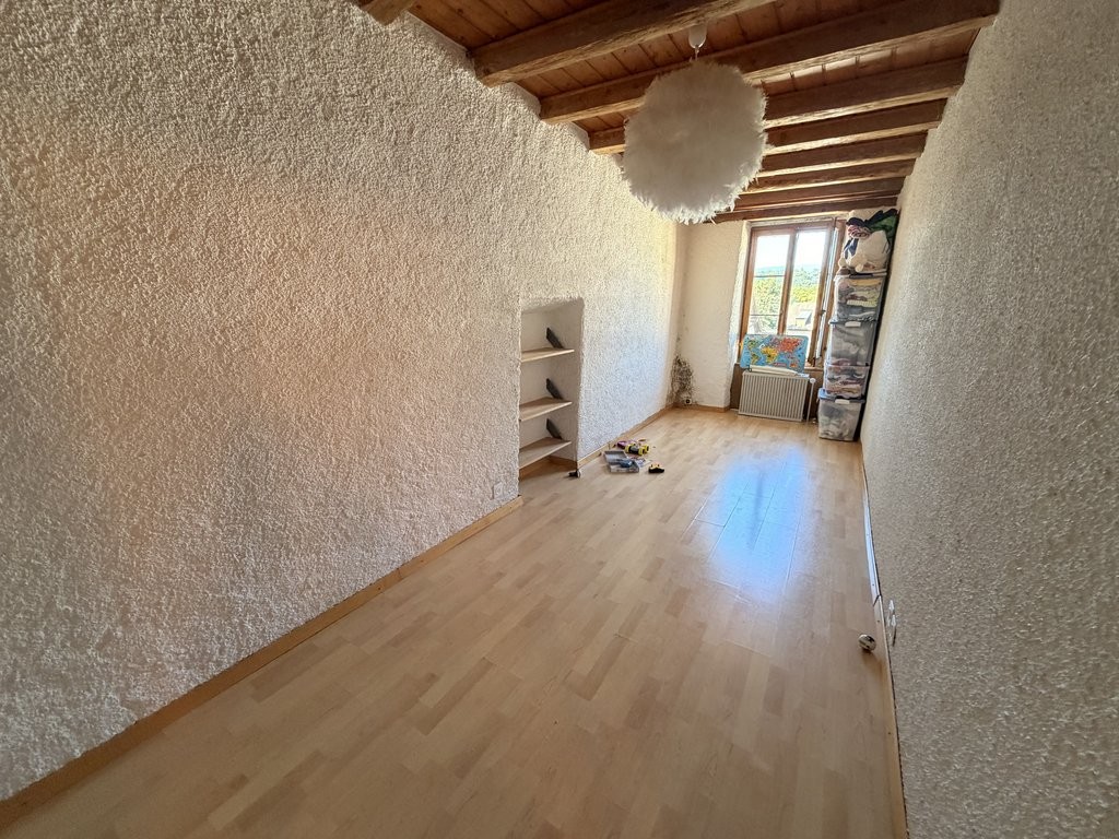 4 ½ Zimmer Duplex","description":"Diese ländliche Ecke wird Sie verwöhnen, zwischen Feldern und den umliegenden Wäldern. Restaurants, ein Schwimmbad sowie ein Supermarkt empfangen die Dorfbewohner. Geniessen Sie auch unverzüglich die frische Luft, der Ort eignet sich dafür besonders gut! **  
**   
