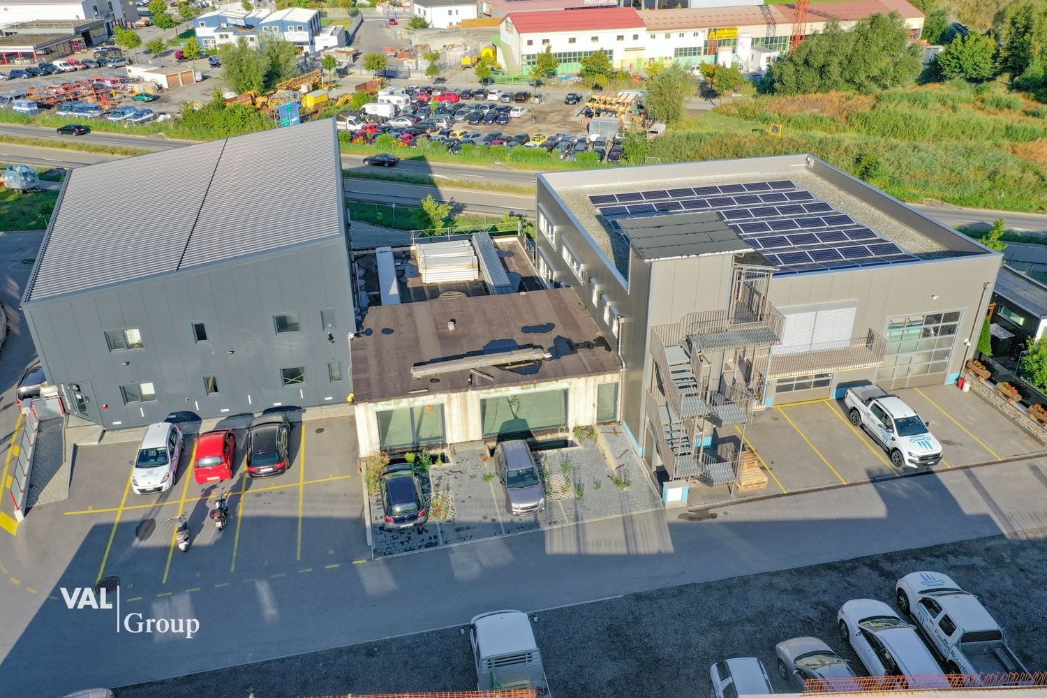 700m² living / commercial building