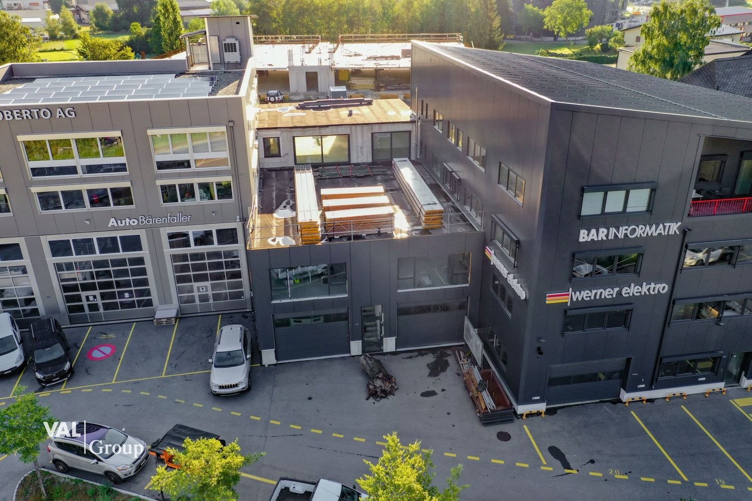700m² living / commercial building