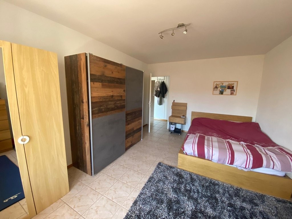 Appartamento di 2 ½ locali

Dinamica con la sua scuola professionale, la sua sala multisport o ancora i suoi negozi e la sua galleria d'arte, Clarens saprà soddisvarvi anche per l'atmosfera tranquilla che regna sui moli che costeggiano il lago. Benvenuti sulla Riviera vaudoise!

Questo immobile è si