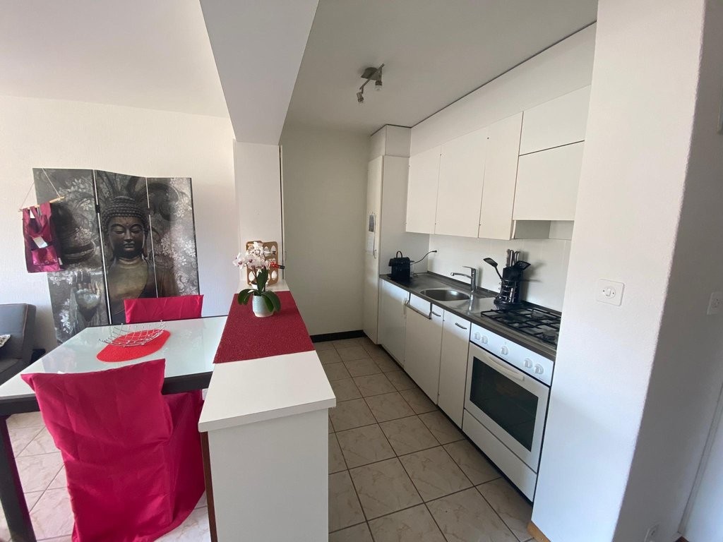 Appartamento di 2 ½ locali

Dinamica con la sua scuola professionale, la sua sala multisport o ancora i suoi negozi e la sua galleria d'arte, Clarens saprà soddisvarvi anche per l'atmosfera tranquilla che regna sui moli che costeggiano il lago. Benvenuti sulla Riviera vaudoise!

Questo immobile è si