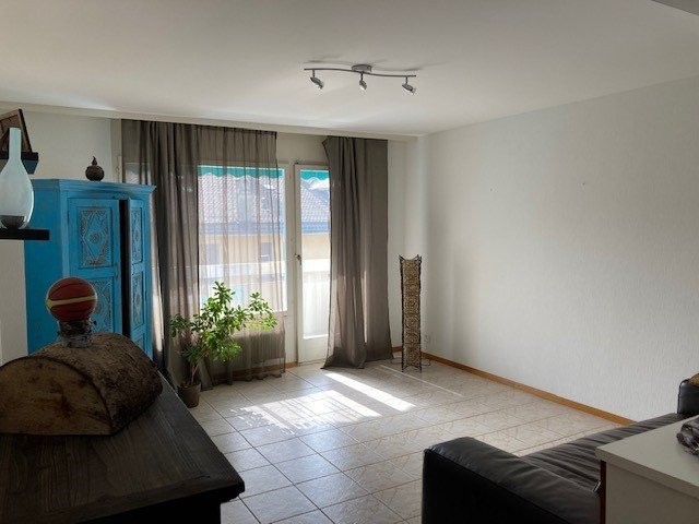 Appartamento di 2 ½ locali

Dinamica con la sua scuola professionale, la sua sala multisport o ancora i suoi negozi e la sua galleria d'arte, Clarens saprà soddisvarvi anche per l'atmosfera tranquilla che regna sui moli che costeggiano il lago. Benvenuti sulla Riviera vaudoise!

Questo immobile è si