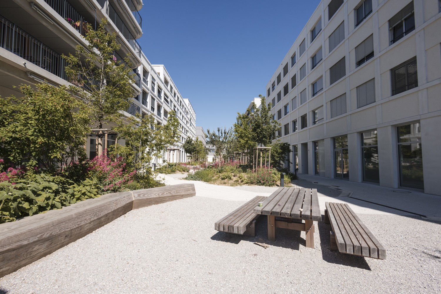 93m² office