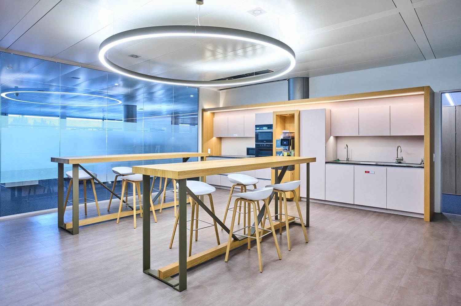 752m² office, photo 1 of 8