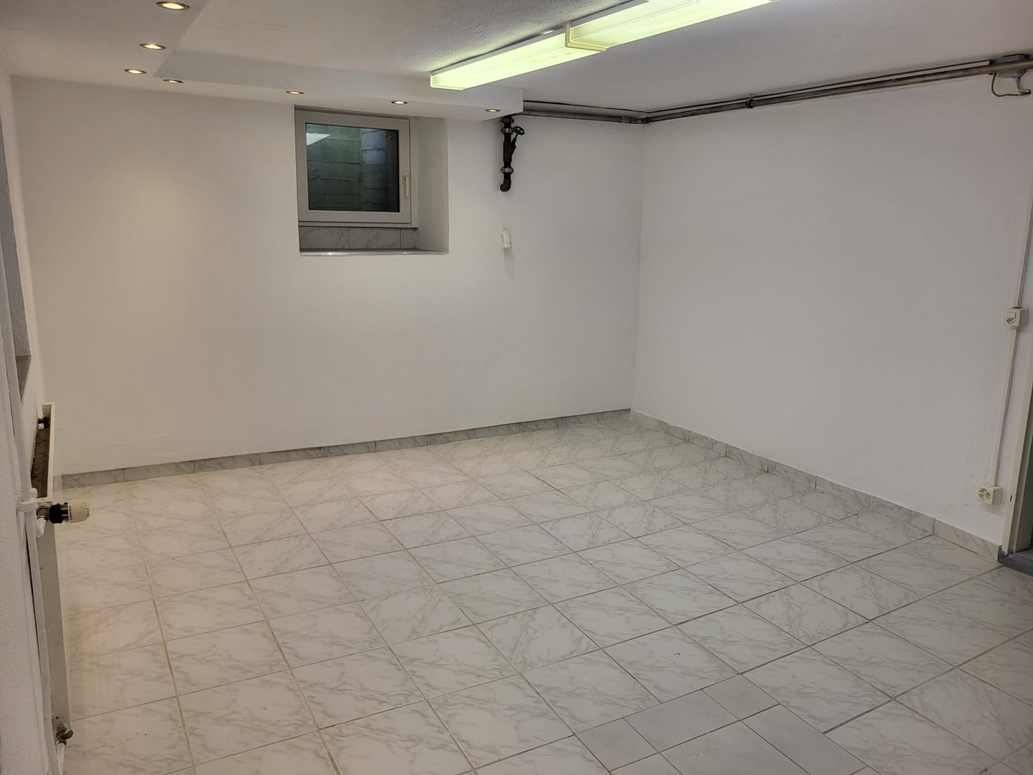 75m² commercial