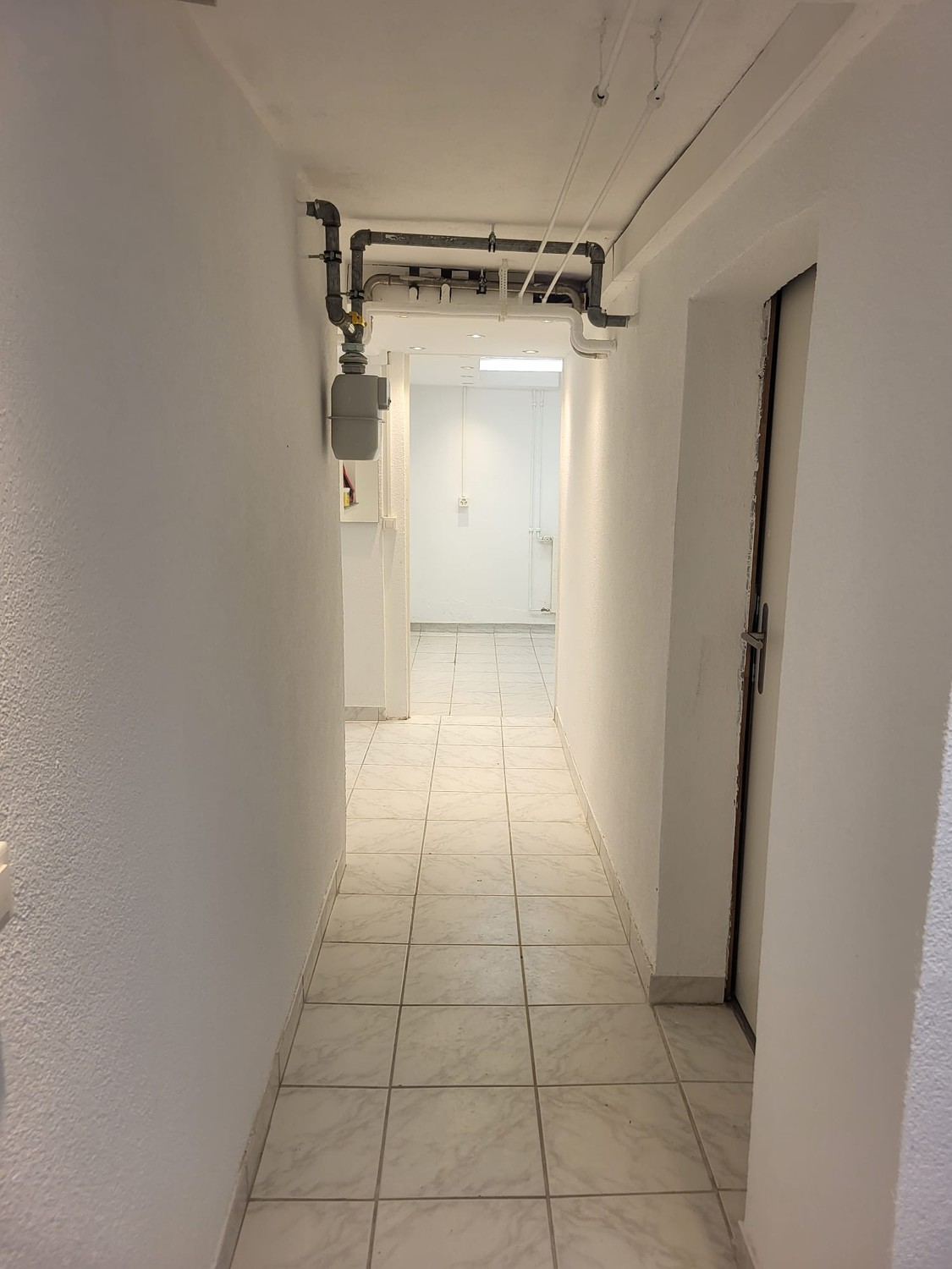 75m² commercial