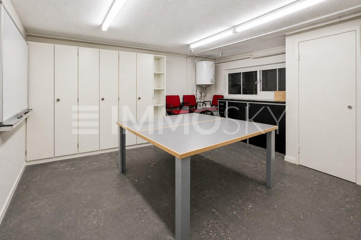 287m² shop