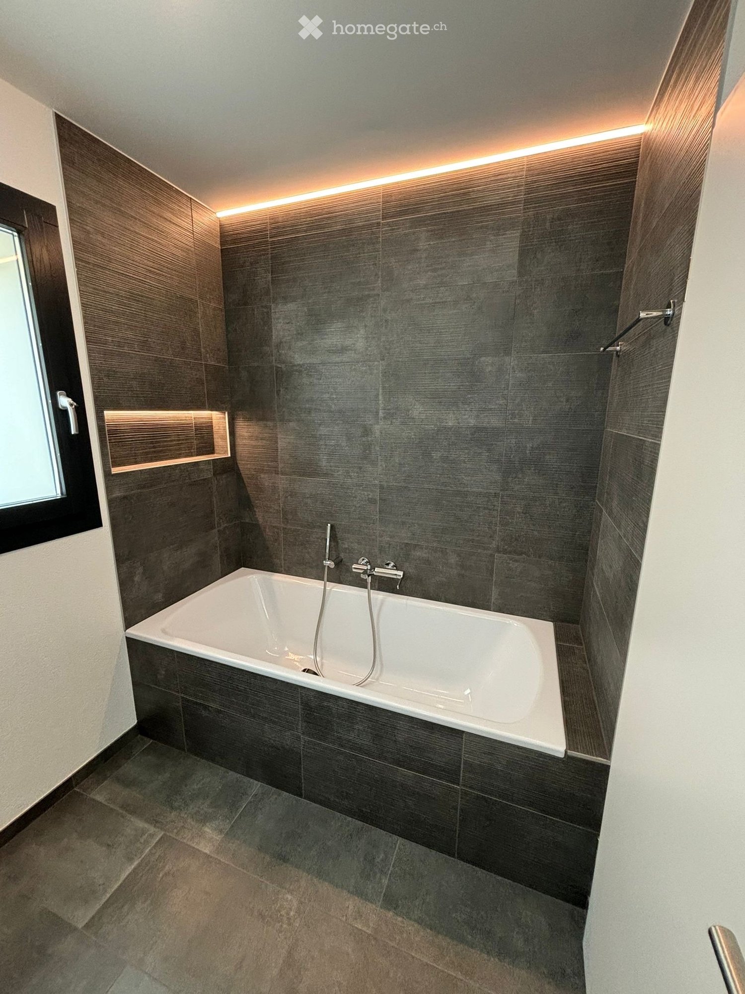 5-Zimmer-Villa mit grossem Garten und mehreren Parkplätzen
Wir vermieten eine wunderschöne 5,5-Zimmer-Villa in einem ruhigen Quartier, ideal für eine Familie, die Platz und Komfort sucht.
Merkmale der Immobilie:
- Grosszügige Fläche mit funktionaler Aufteilung
- 4 Schlafzimmer, darunter ein Eltern, Foto 4 von 5