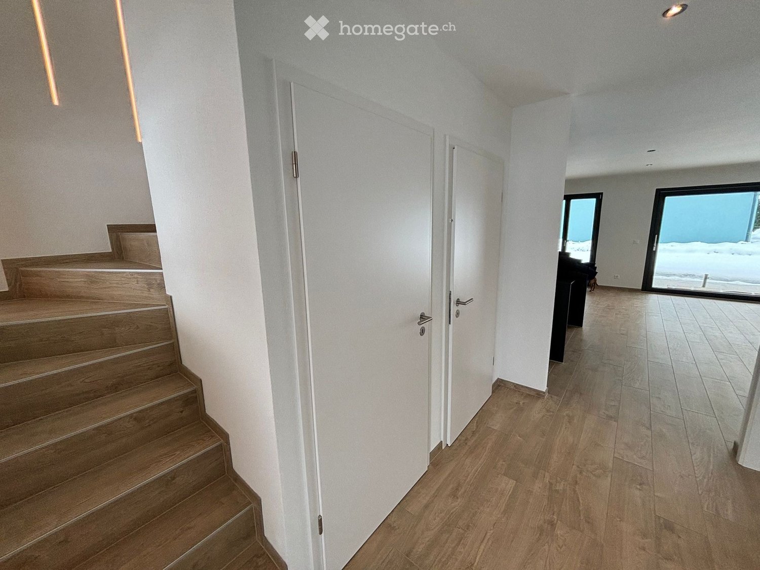 5-Zimmer-Villa mit grossem Garten und mehreren Parkplätzen
Wir vermieten eine wunderschöne 5,5-Zimmer-Villa in einem ruhigen Quartier, ideal für eine Familie, die Platz und Komfort sucht.
Merkmale der Immobilie:
- Grosszügige Fläche mit funktionaler Aufteilung
- 4 Schlafzimmer, darunter ein Eltern, Foto 2 von 5