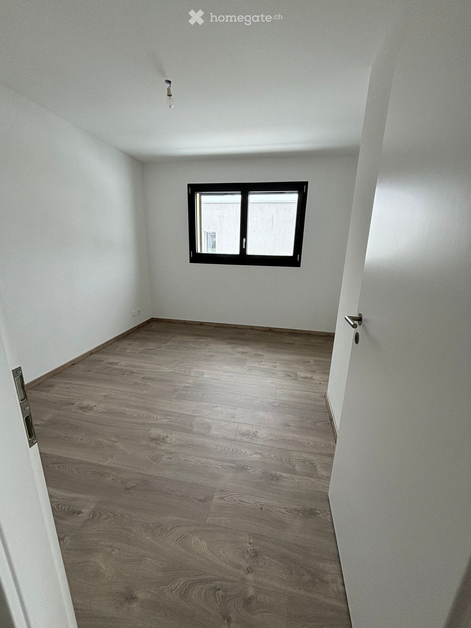 5-Zimmer-Villa mit grossem Garten und mehreren Parkplätzen
Wir vermieten eine wunderschöne 5,5-Zimmer-Villa in einem ruhigen Quartier, ideal für eine Familie, die Platz und Komfort sucht.
Merkmale der Immobilie:
- Grosszügige Fläche mit funktionaler Aufteilung
- 4 Schlafzimmer, darunter ein Eltern, Foto 3 von 5
