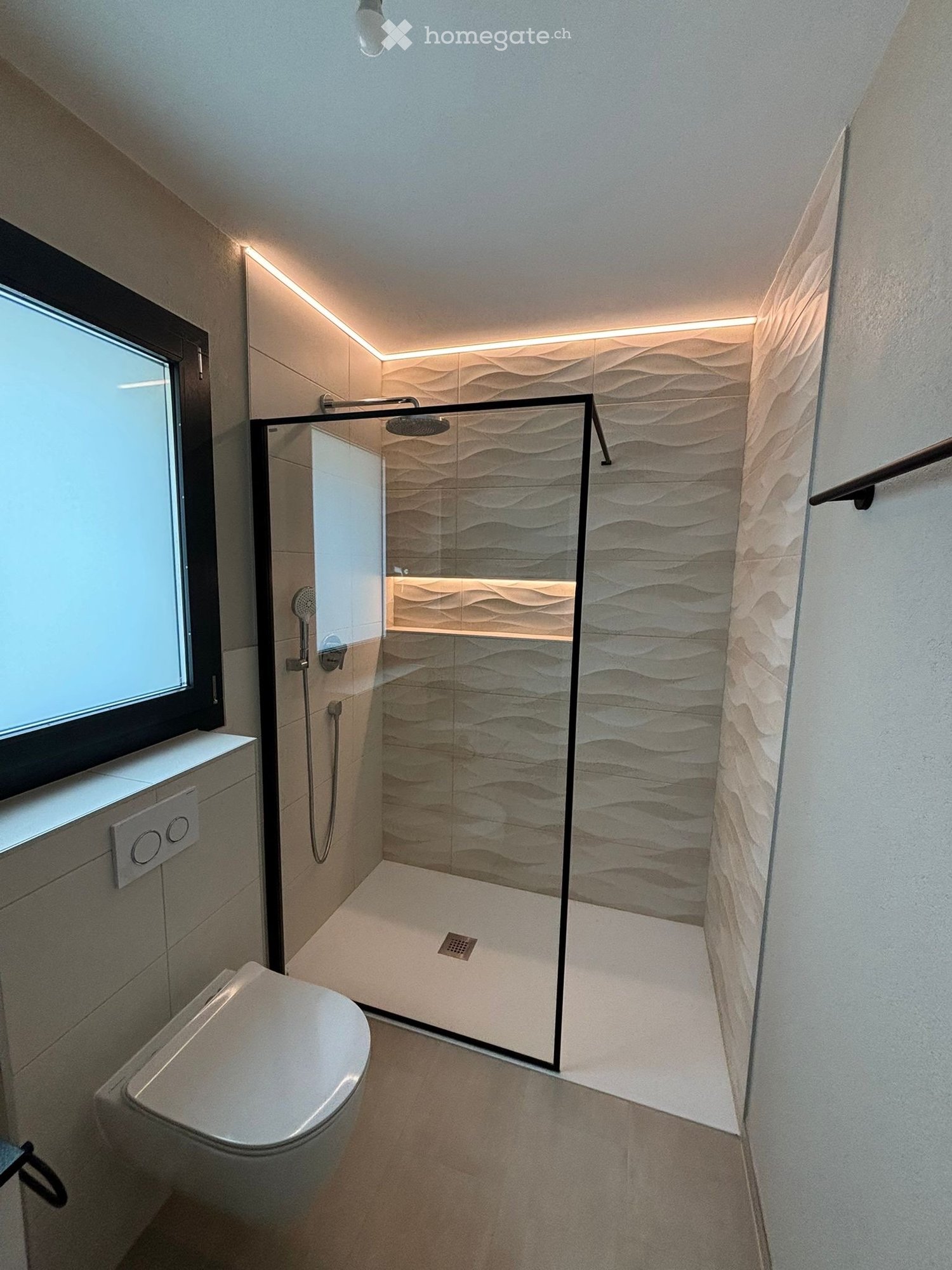 5-Zimmer-Villa mit grossem Garten und mehreren Parkplätzen
Wir vermieten eine wunderschöne 5,5-Zimmer-Villa in einem ruhigen Quartier, ideal für eine Familie, die Platz und Komfort sucht.
Merkmale der Immobilie:
- Grosszügige Fläche mit funktionaler Aufteilung
- 4 Schlafzimmer, darunter ein Eltern, Foto 5 von 5