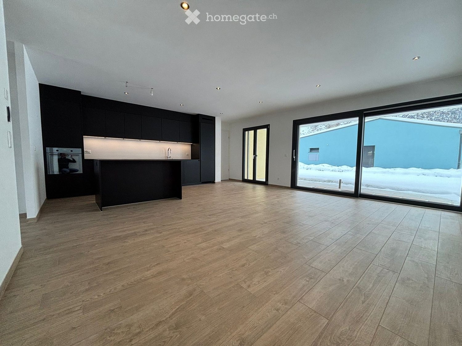 5-Zimmer-Villa mit grossem Garten und mehreren Parkplätzen
Wir vermieten eine wunderschöne 5,5-Zimmer-Villa in einem ruhigen Quartier, ideal für eine Familie, die Platz und Komfort sucht.
Merkmale der Immobilie:
- Grosszügige Fläche mit funktionaler Aufteilung
- 4 Schlafzimmer, darunter ein Eltern, Foto 1 von 5
