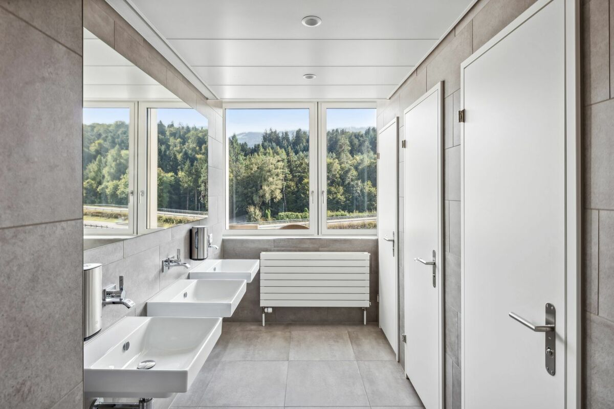 580m² office