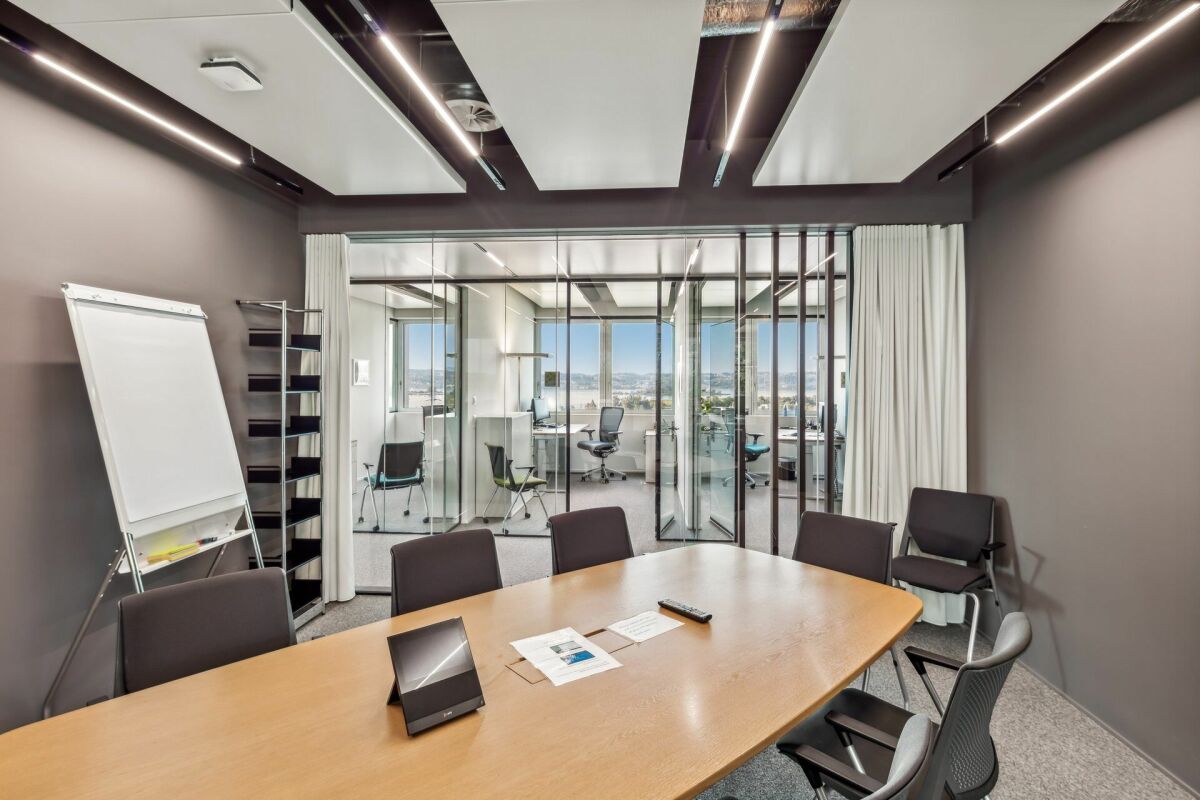 580m² office