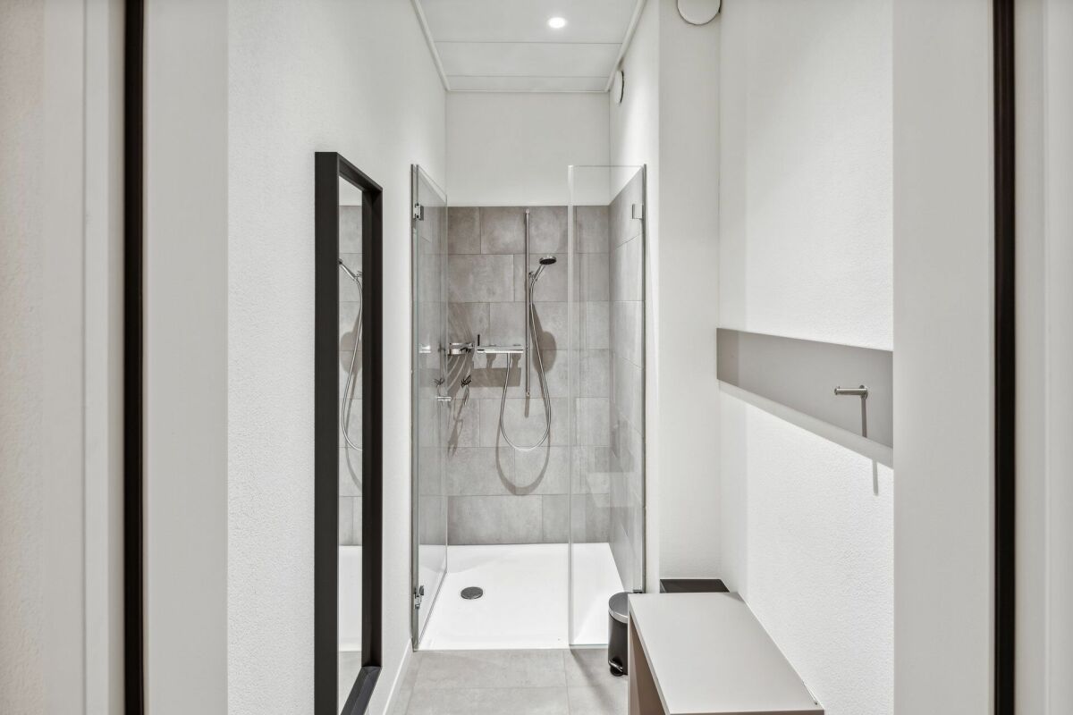 580m² office