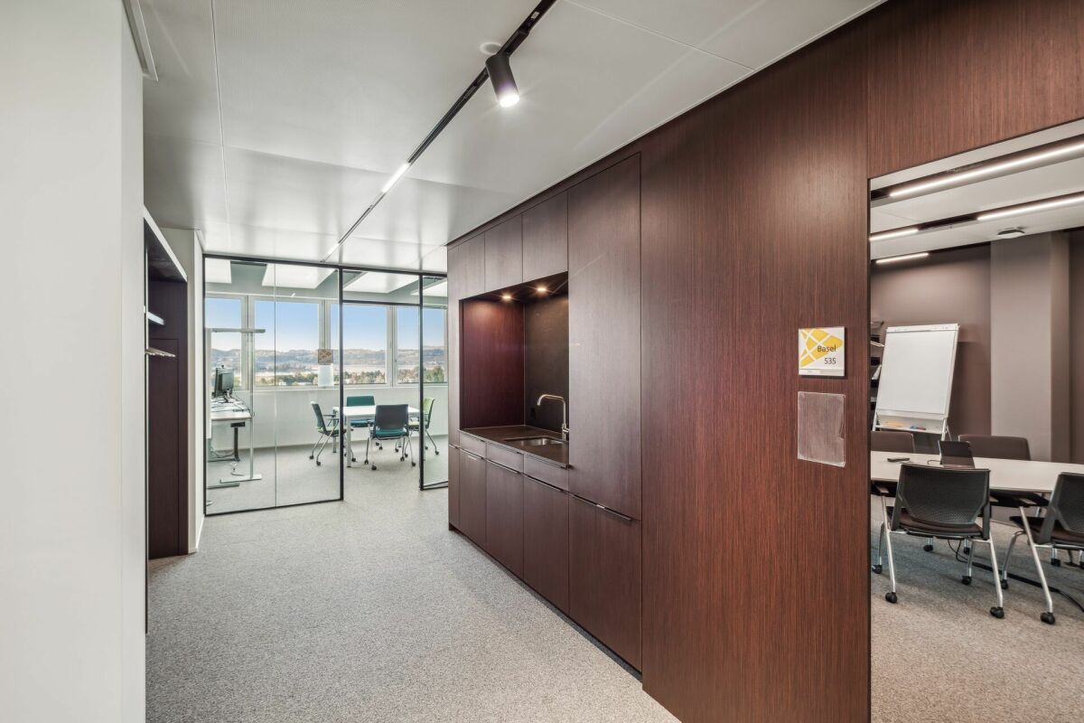 580m² office