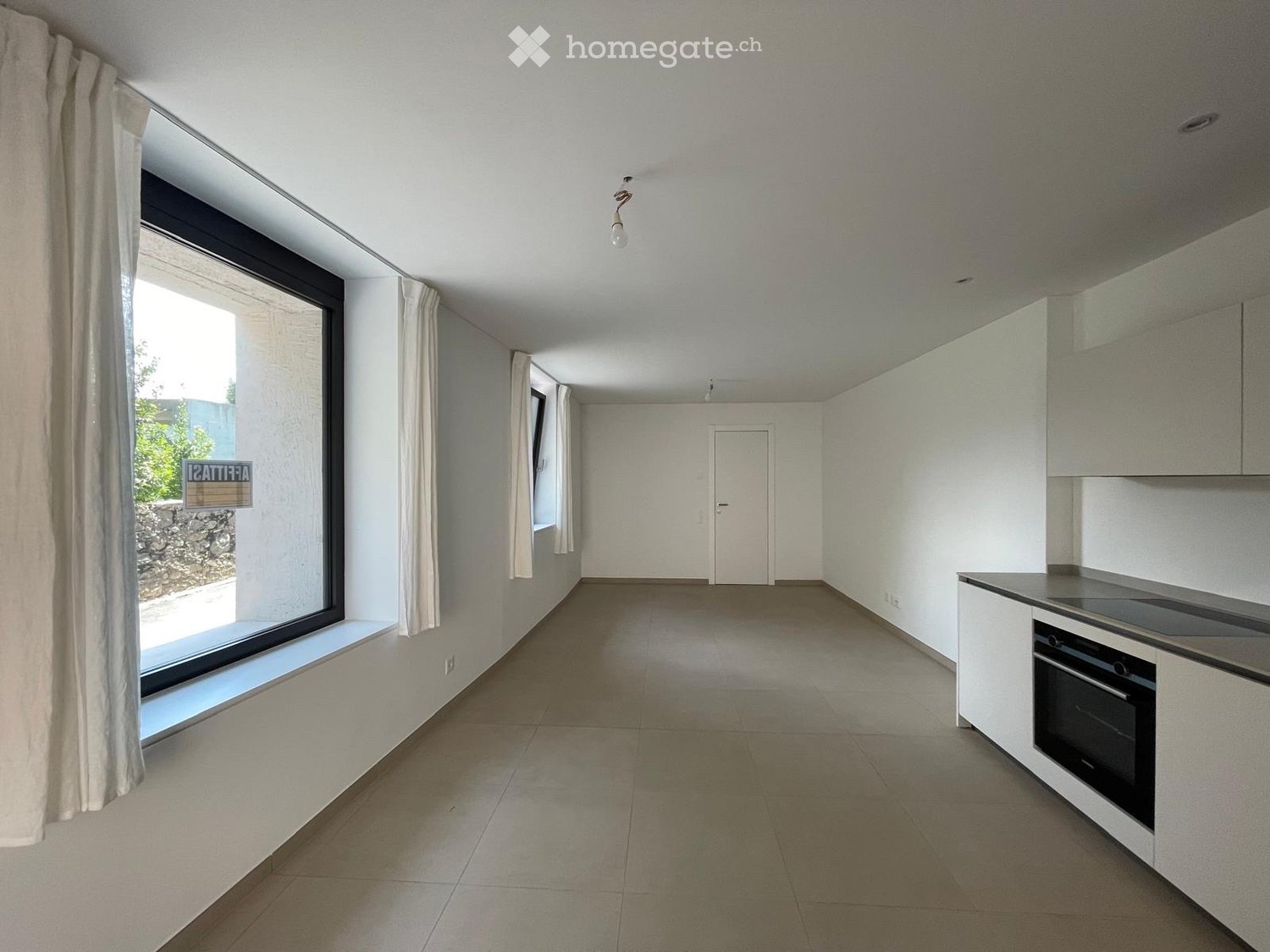 Appartement rez de chaussée :   
\- électroménagers de dernière génération   
\- chauffage au sol avec possibilité de rafraîchissement   
\- fibre optique   
\- environ 50 mq de surface habitable.