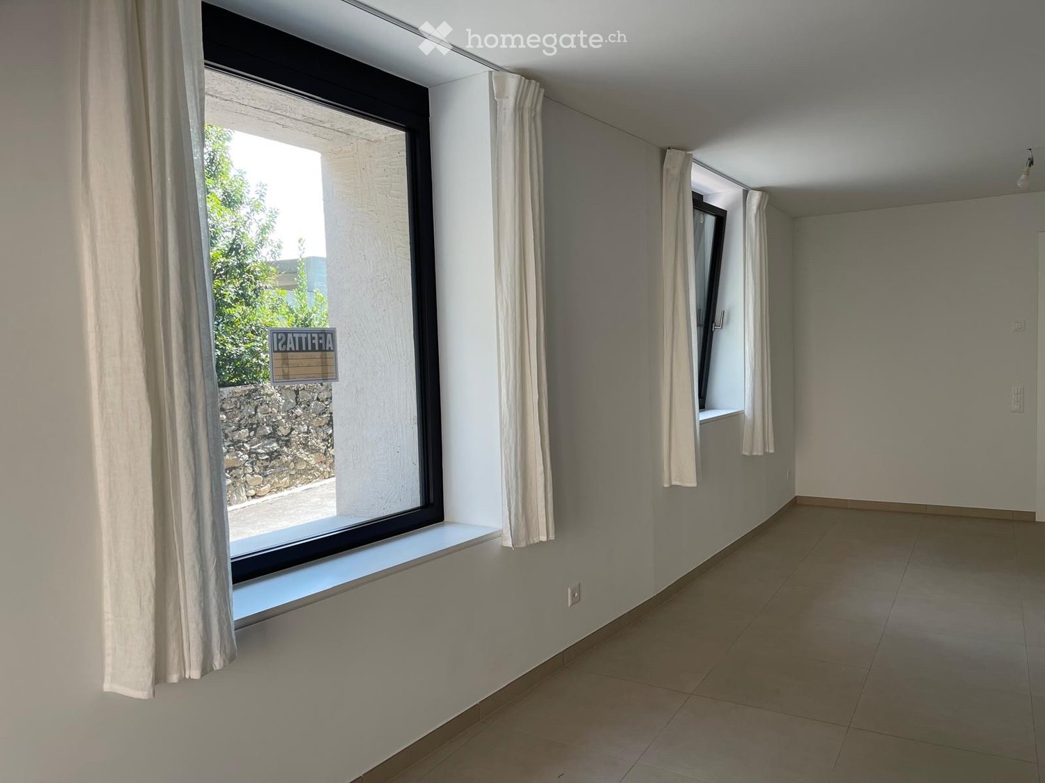 Appartement rez de chaussée :   
\- électroménagers de dernière génération   
\- chauffage au sol avec possibilité de rafraîchissement   
\- fibre optique   
\- environ 50 mq de surface habitable.