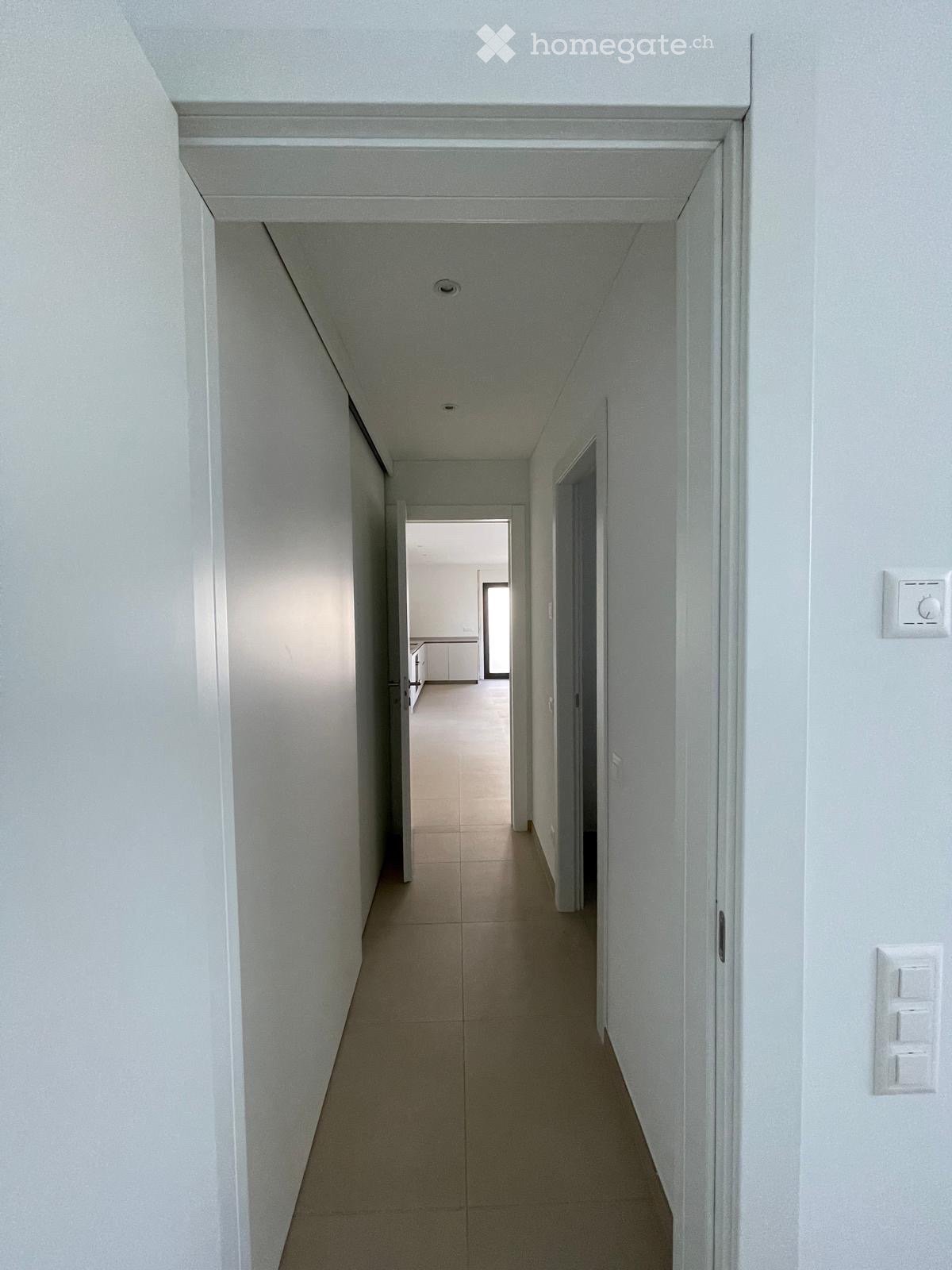 Appartement rez de chaussée :   
\- électroménagers de dernière génération   
\- chauffage au sol avec possibilité de rafraîchissement   
\- fibre optique   
\- environ 50 mq de surface habitable.