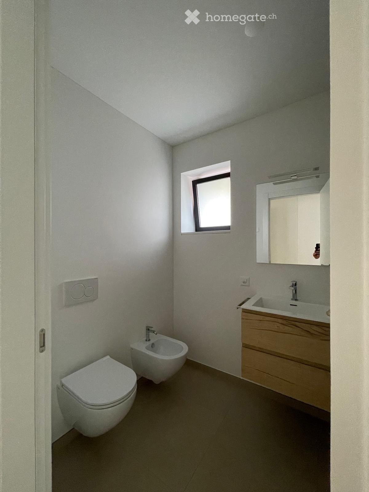 Appartement rez de chaussée :   
\- électroménagers de dernière génération   
\- chauffage au sol avec possibilité de rafraîchissement   
\- fibre optique   
\- environ 50 mq de surface habitable.