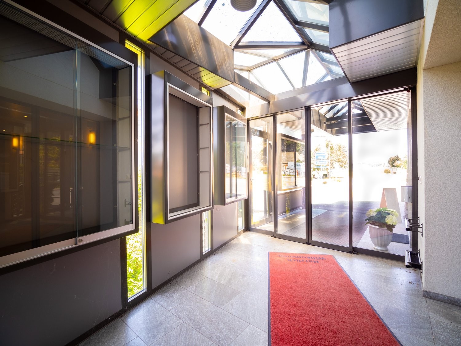 380m² shop