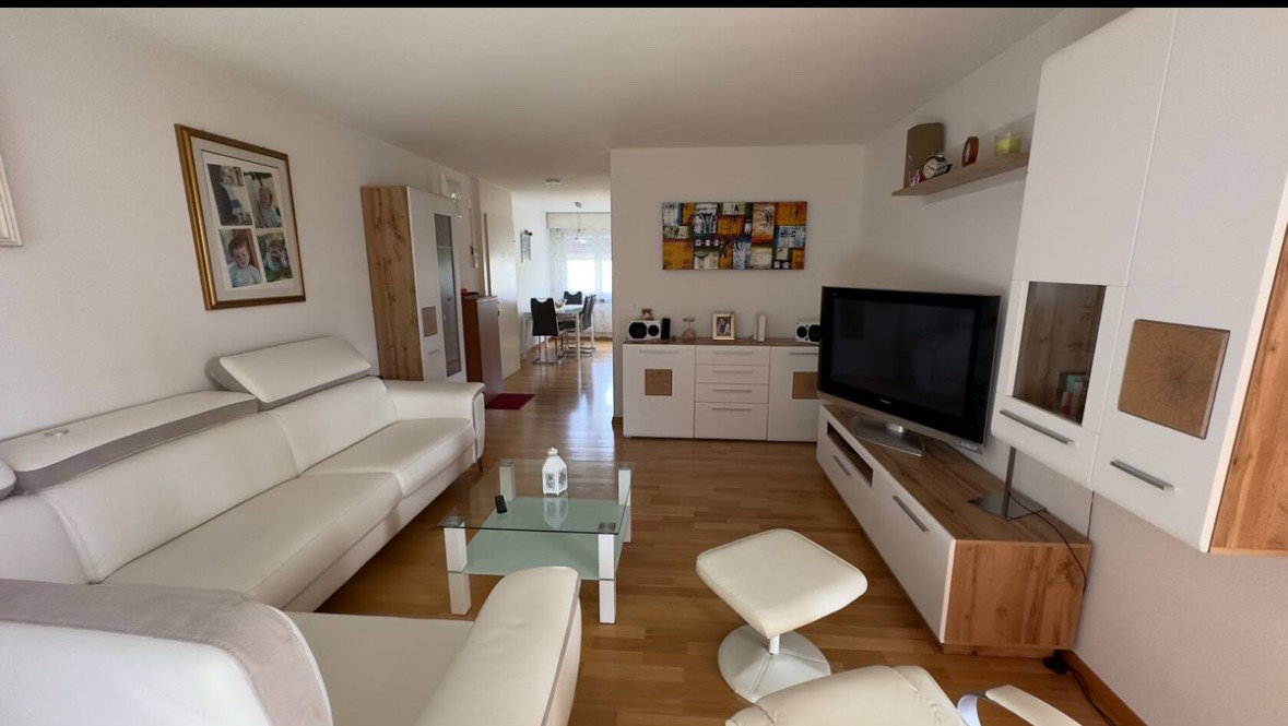 Chambre dans une colocation

Seulement après connaissance, NON FUMEURS, avec un contrat de travail régulier.