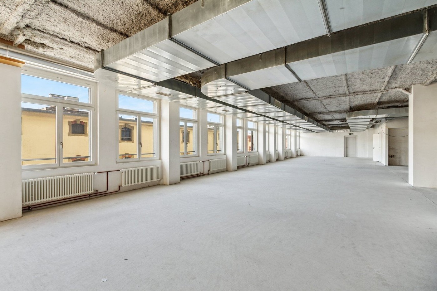 909m² shop, photo 3 of 10