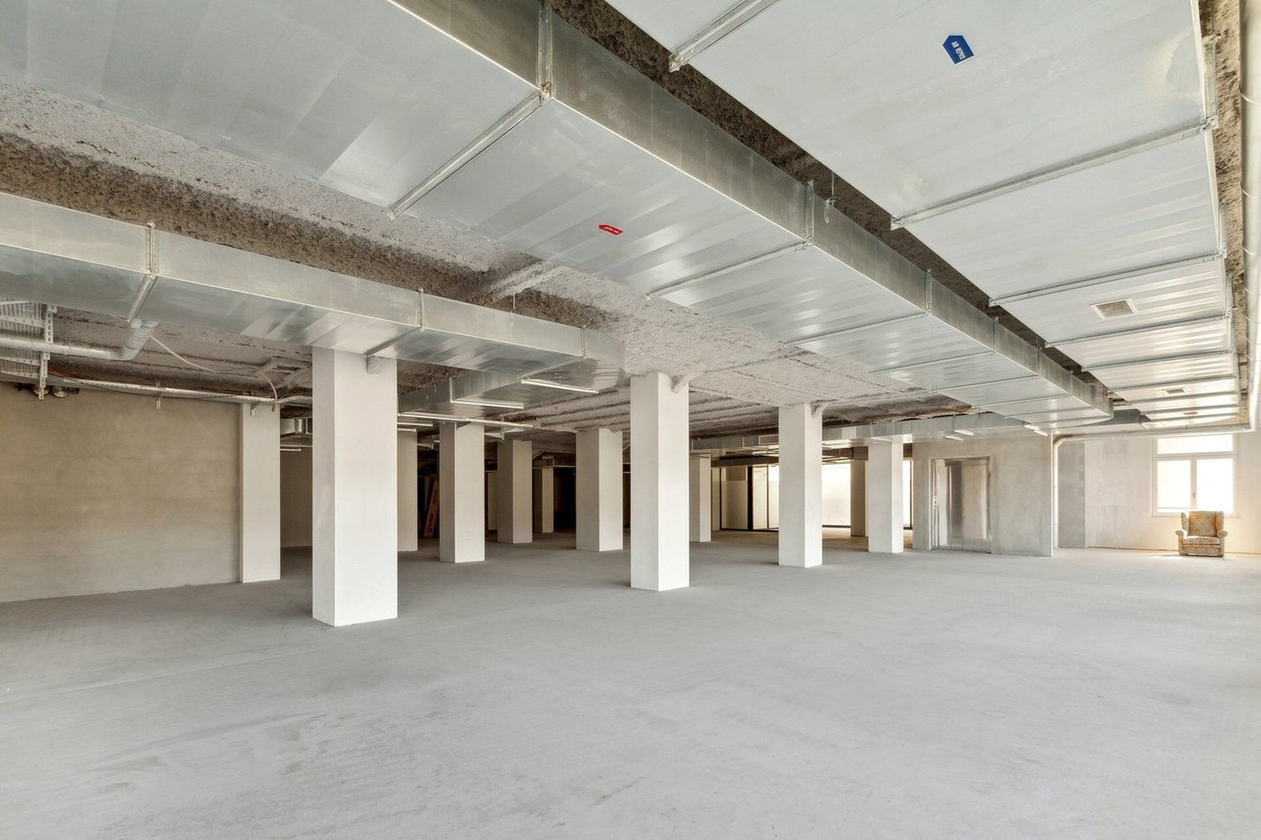 909m² shop, photo 9 of 10