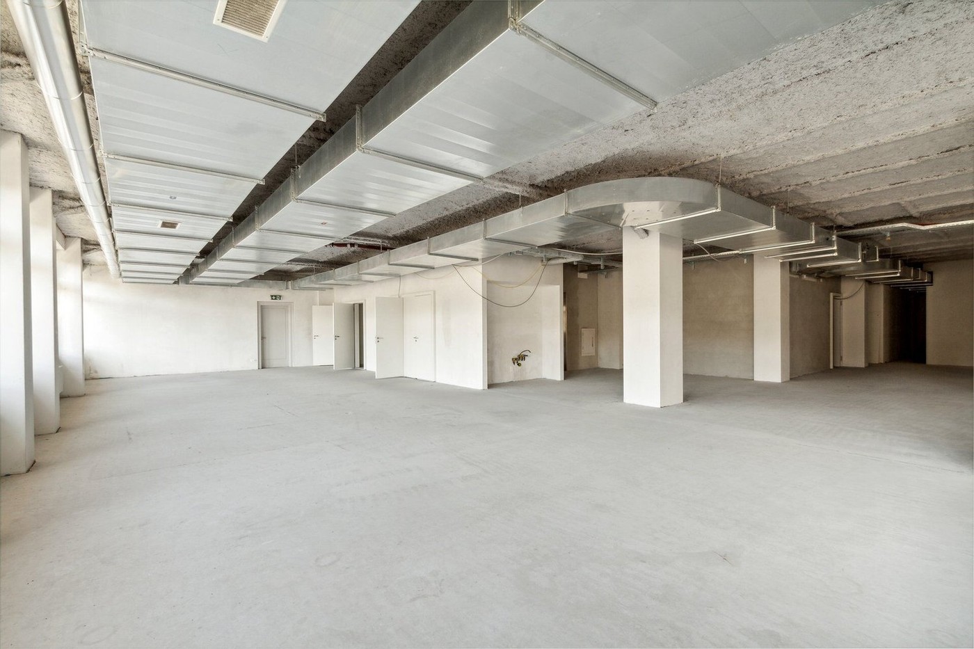909m² shop, photo 6 of 10