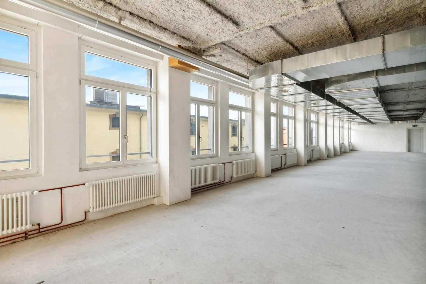 909m² shop, photo 4 of 10