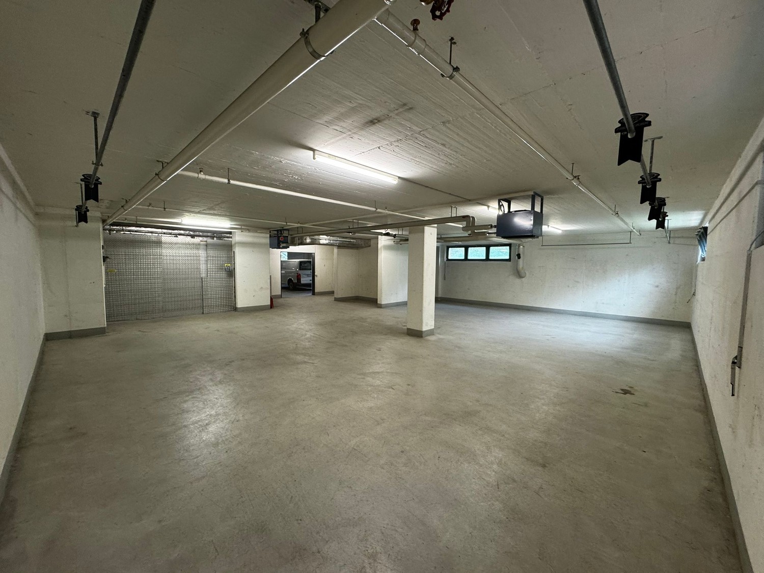 170m² storage room