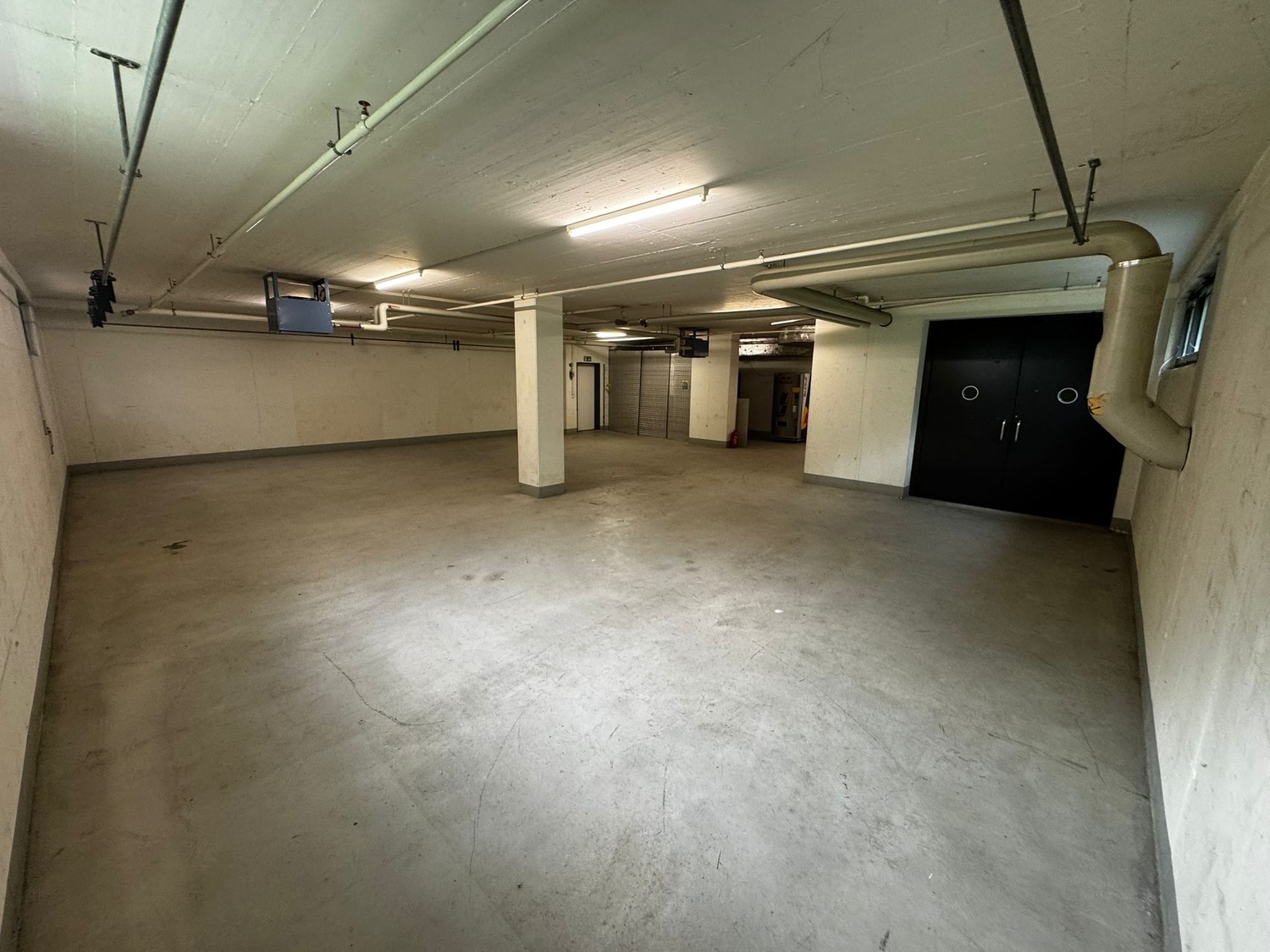 170m² storage room