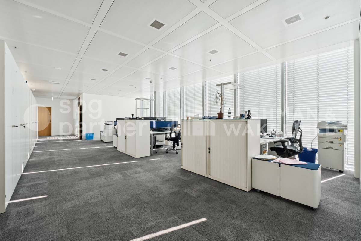 490m² office