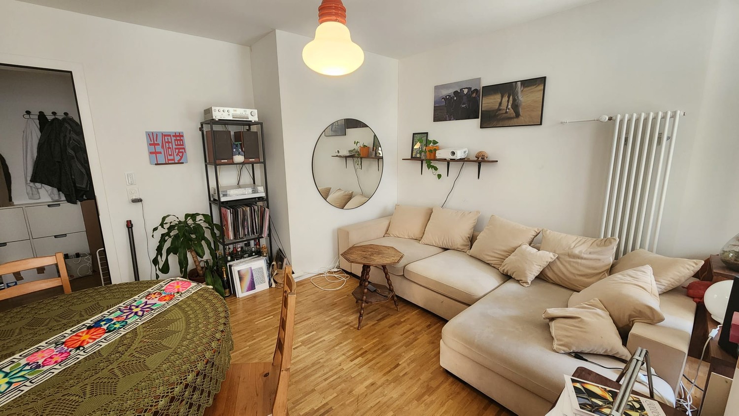 Zimmer in einer WG
Ich suche einen Untermieter für ein grosses, sonniges Zimmer im Herzen von Kreis 4, direkt im Stadtzentrum von Zürich. Das Zimmer ist möbliert, geräumig und hat grosse Fenster, die sowohl die Morgensonne als auch den Sonnenuntergang einfangen.
Die Wohnung hat eine grosse Terrass, Foto 5 von 7