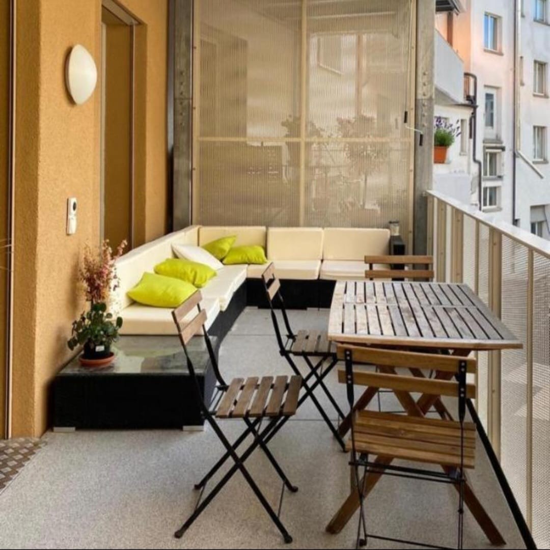 Zimmer in einer WG
Ich suche einen Untermieter für ein grosses, sonniges Zimmer im Herzen von Kreis 4, direkt im Stadtzentrum von Zürich. Das Zimmer ist möbliert, geräumig und hat grosse Fenster, die sowohl die Morgensonne als auch den Sonnenuntergang einfangen.
Die Wohnung hat eine grosse Terrass, Foto 7 von 7