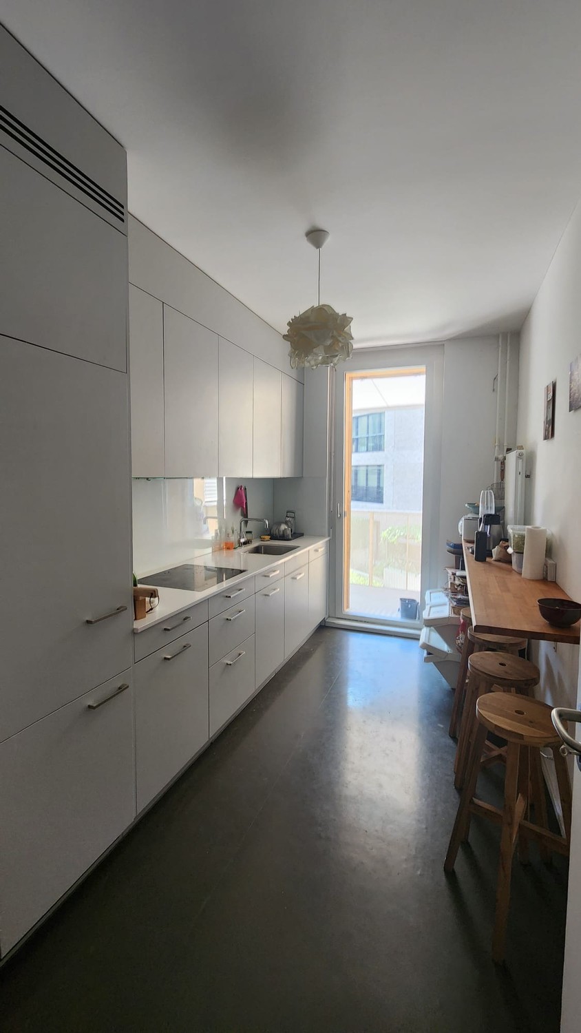 Zimmer in einer WG
Ich suche einen Untermieter für ein grosses, sonniges Zimmer im Herzen von Kreis 4, direkt im Stadtzentrum von Zürich. Das Zimmer ist möbliert, geräumig und hat grosse Fenster, die sowohl die Morgensonne als auch den Sonnenuntergang einfangen.
Die Wohnung hat eine grosse Terrass, Foto 1 von 7