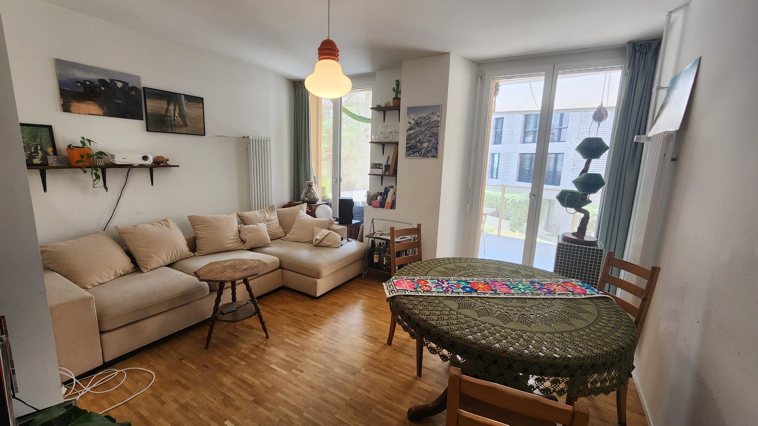 Zimmer in einer WG
Ich suche einen Untermieter für ein grosses, sonniges Zimmer im Herzen von Kreis 4, direkt im Stadtzentrum von Zürich. Das Zimmer ist möbliert, geräumig und hat grosse Fenster, die sowohl die Morgensonne als auch den Sonnenuntergang einfangen.
Die Wohnung hat eine grosse Terrass, Foto 3 von 7