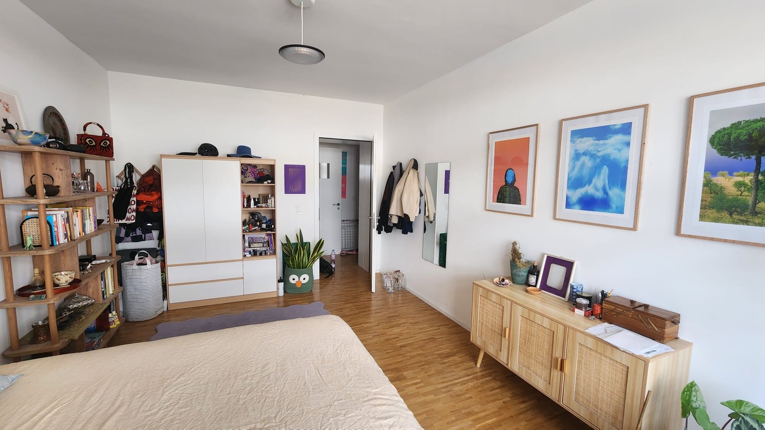 Zimmer in einer WG
Ich suche einen Untermieter für ein grosses, sonniges Zimmer im Herzen von Kreis 4, direkt im Stadtzentrum von Zürich. Das Zimmer ist möbliert, geräumig und hat grosse Fenster, die sowohl die Morgensonne als auch den Sonnenuntergang einfangen.
Die Wohnung hat eine grosse Terrass, Foto 2 von 7