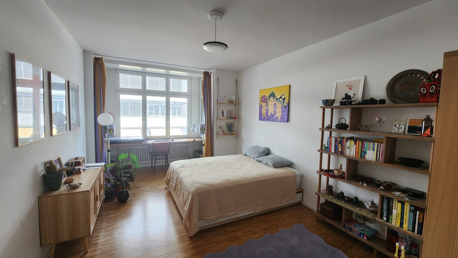 Zimmer in einer WG
Ich suche einen Untermieter für ein grosses, sonniges Zimmer im Herzen von Kreis 4, direkt im Stadtzentrum von Zürich. Das Zimmer ist möbliert, geräumig und hat grosse Fenster, die sowohl die Morgensonne als auch den Sonnenuntergang einfangen.
Die Wohnung hat eine grosse Terrass, Foto 6 von 7