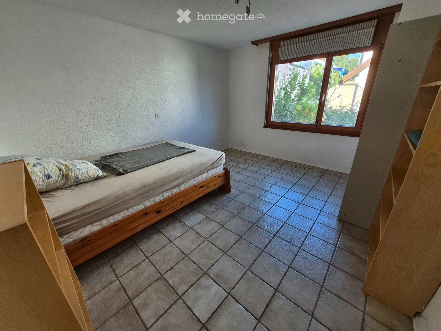 1 room single room

WG room in a prime location near the Stein-Säckingen train station. Shared apartment with plenty of space and extras.

Location:
-Directly in nature with a fitness trail
-5 minute walk to the main transport station Stein-Säckingen (Train: 23 minutes to Basel, 49 to Zürich; Bus: 5