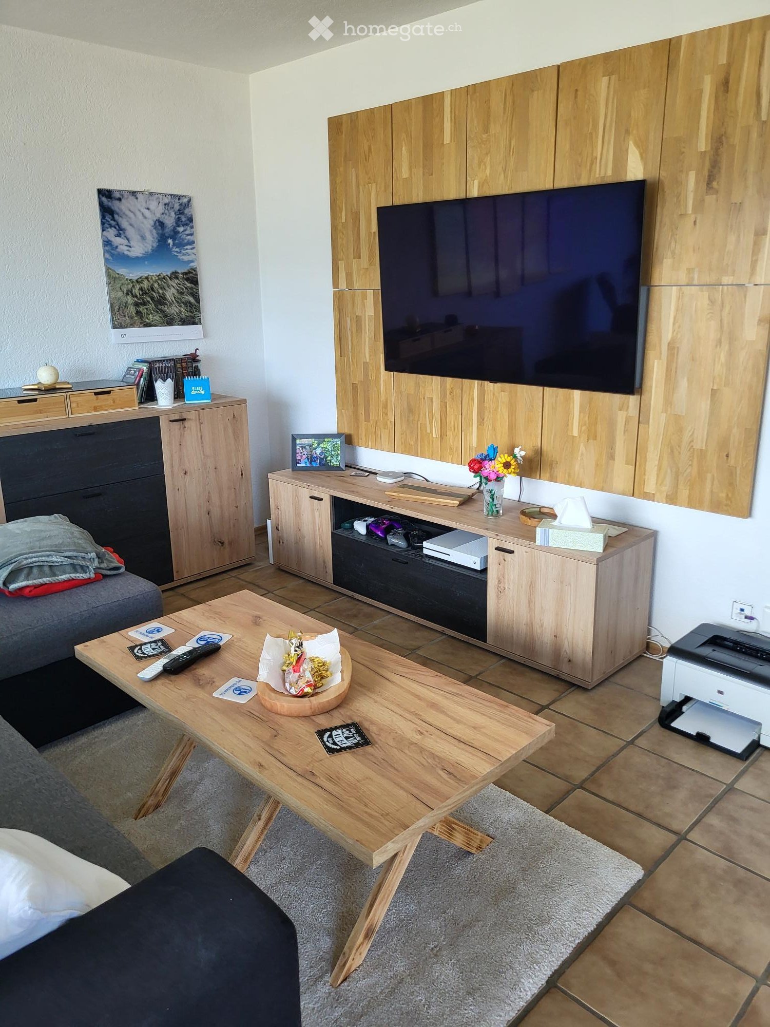 1 room single room

WG room in a prime location near the Stein-Säckingen train station. Shared apartment with plenty of space and extras.

Location:
-Directly in nature with a fitness trail
-5 minute walk to the main transport station Stein-Säckingen (Train: 23 minutes to Basel, 49 to Zürich; Bus: 5